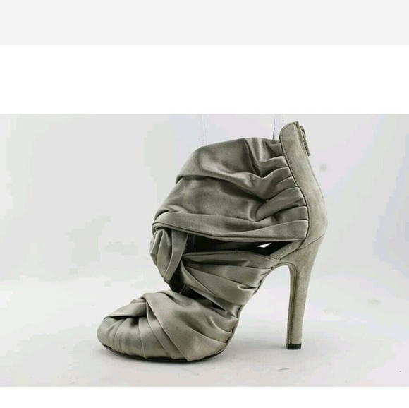 Woman's Heels - Picture 2 of 5